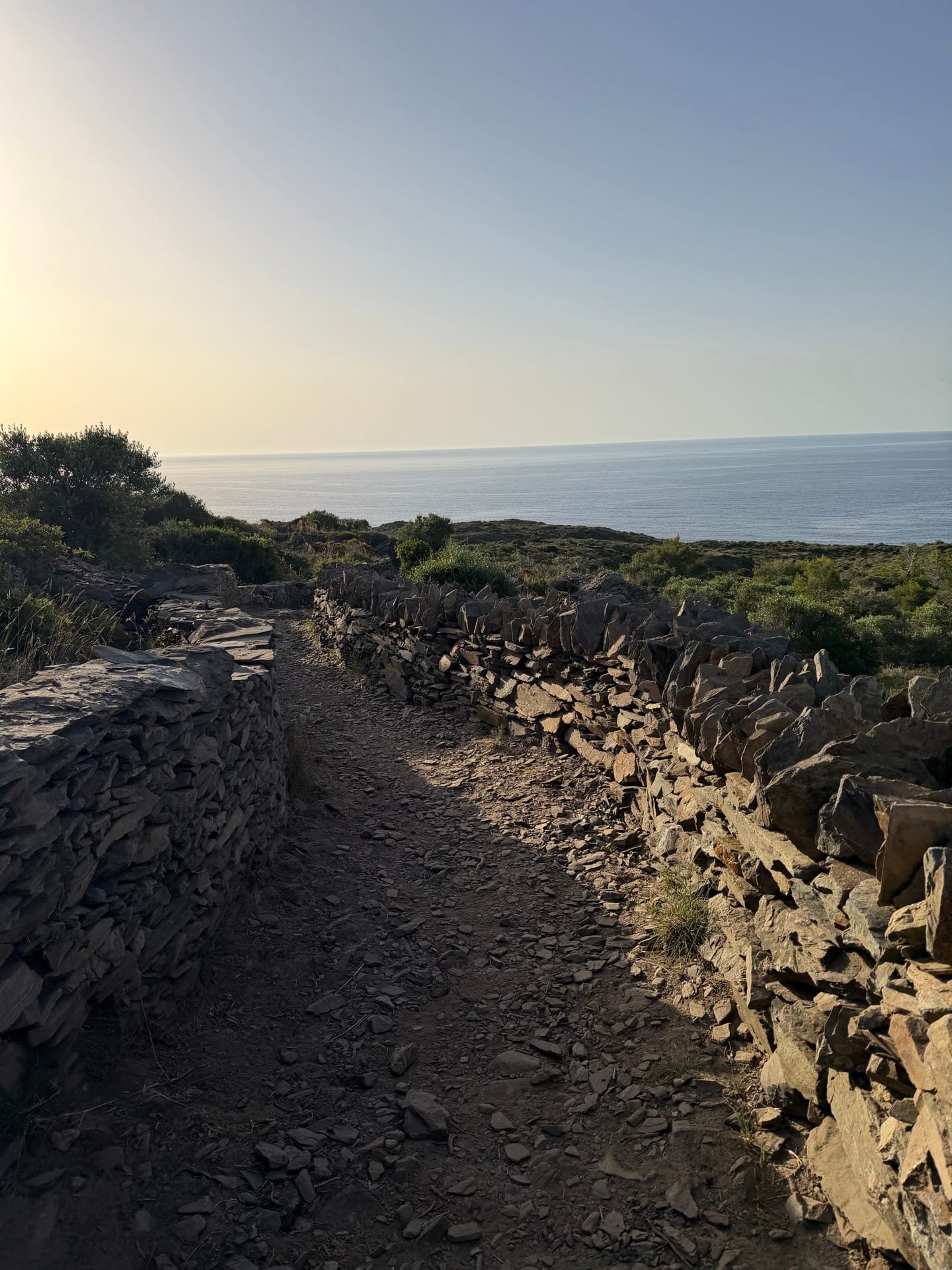 Port lligat al far de cap de creus